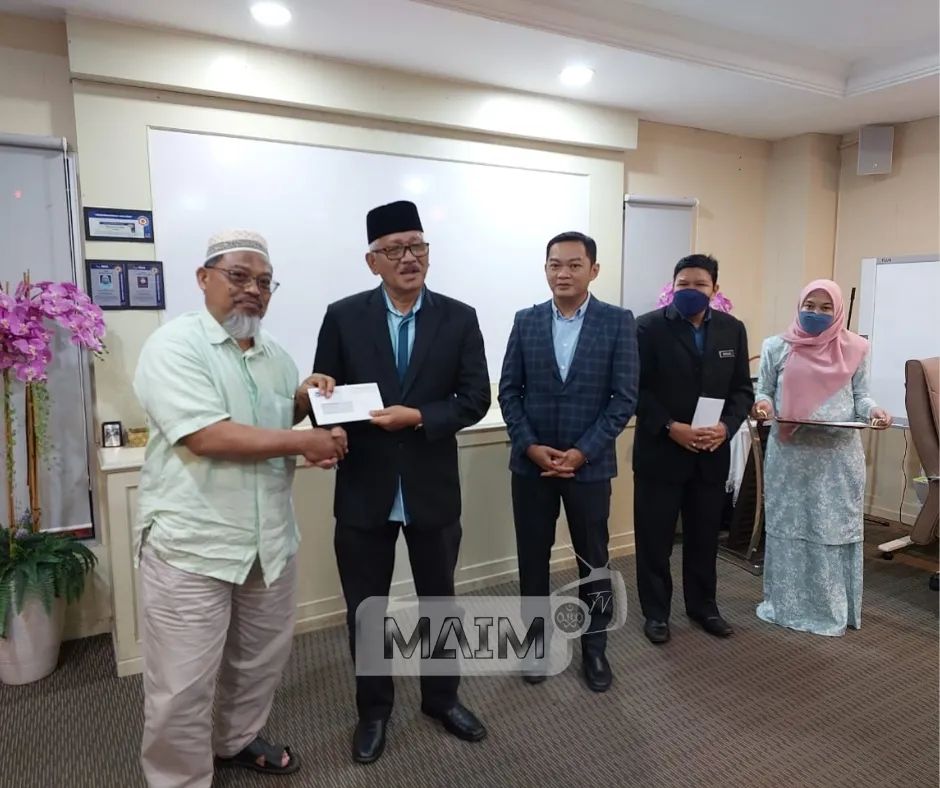 penyampaian-sumbangan-cek-kepada-masjid-dan-surau-serta-madrasah-2