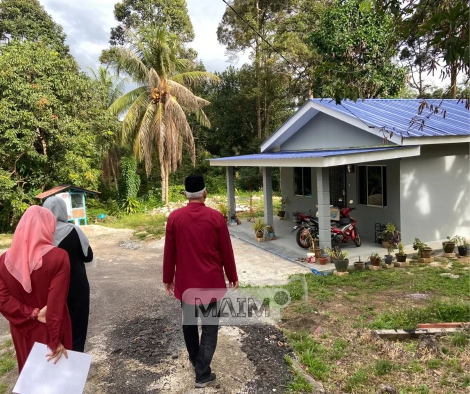 serahan-sumbangan-kepada-makcik-maznah-binti-ab-rahim-di-kampung-durian-daun-masjid-tanah-1