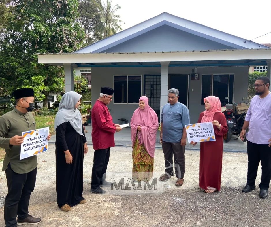 serahan-sumbangan-kepada-makcik-maznah-binti-ab-rahim-di-kampung-durian-daun-masjid-tanah-2